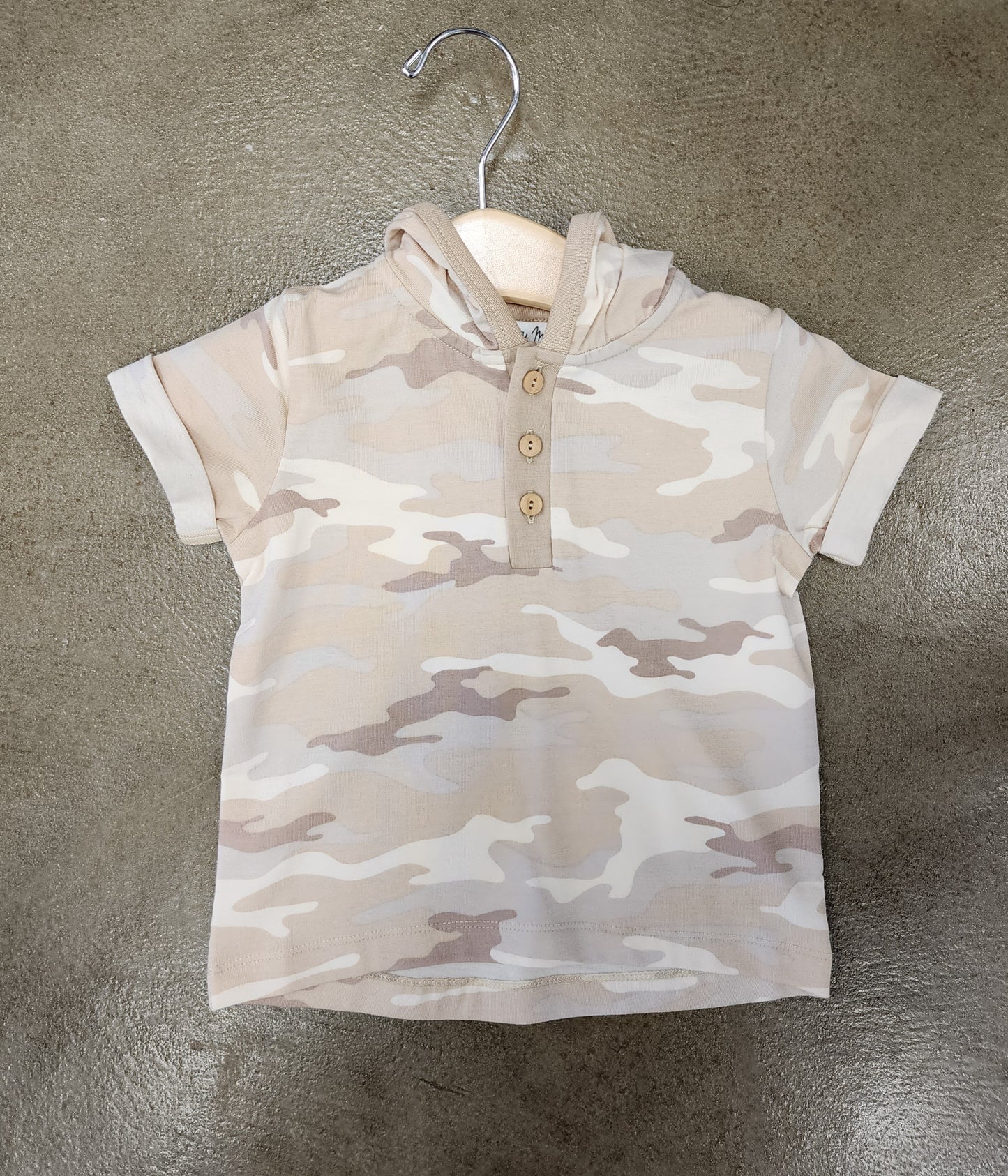 Hooded Henley Tee in Neutral Camo